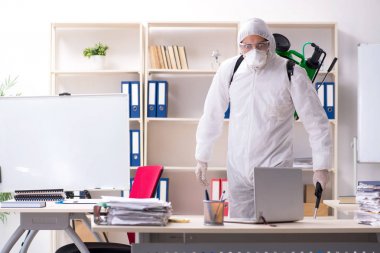 Profesyonel müteahhit ilaçlama ofisinde yapıyor 