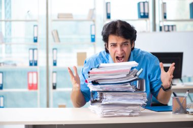 Ofisteki aşırı işten memnun olmayan yakışıklı bir iş adamı. 