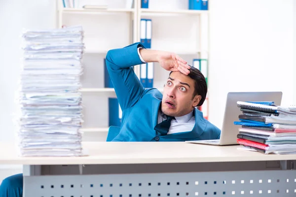 Junge männliche Mitarbeiter unzufrieden mit exzessiver Arbeit — Stockfoto