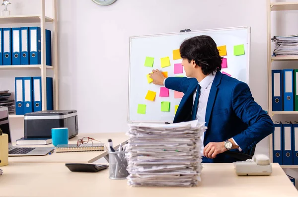 Young businessman working in the office — Stock Photo, Image