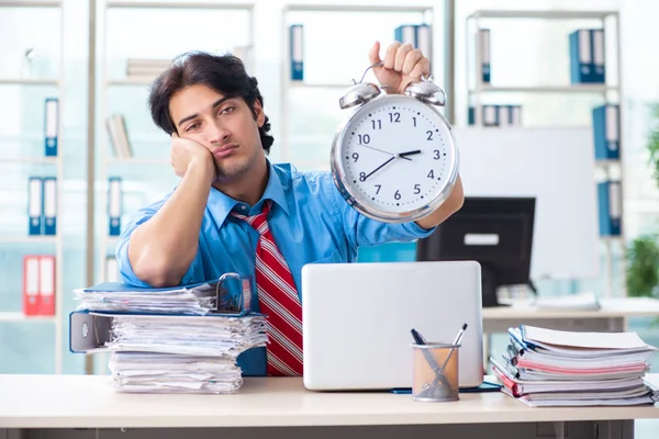 Schöner Geschäftsmann unzufrieden mit exzessiver Arbeit im Büro — Stockfoto