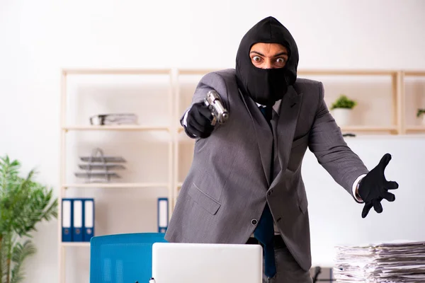 Gángster masculino robando información de la oficina —  Fotos de Stock