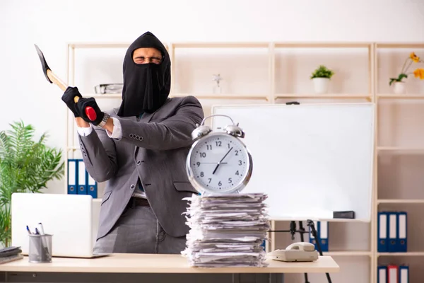 Gángster masculino robando información de la oficina —  Fotos de Stock