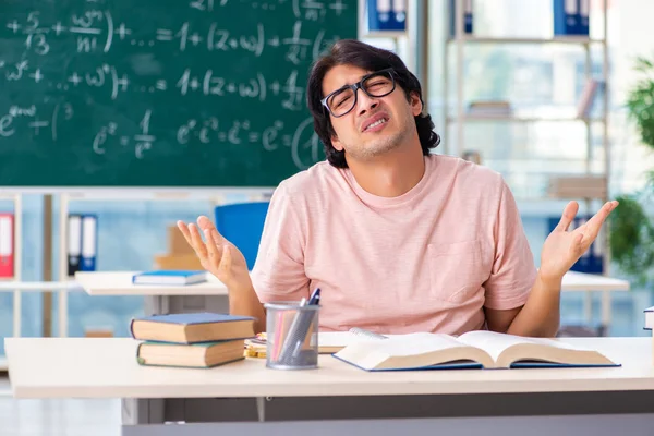 Junge männliche Schüler im Klassenzimmer — Stockfoto