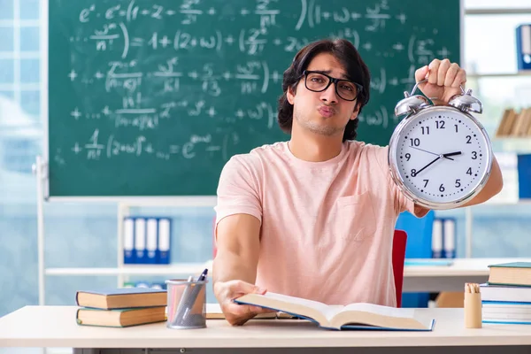 Mladý muž student ve třídě — Stock fotografie