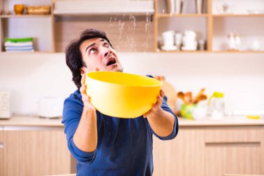 Komşu konseptinden su sızdıran genç adam. 