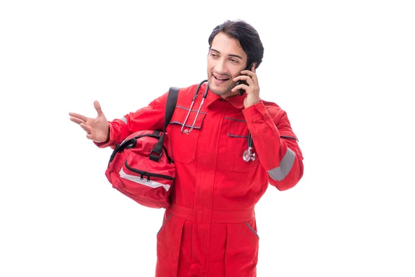 Jeune ambulancier en uniforme rouge isolé sur blanc — Photo