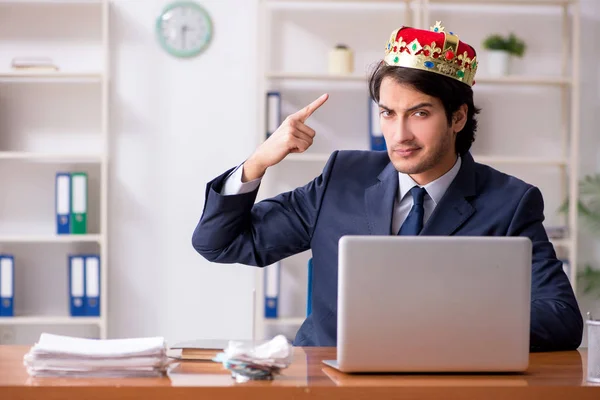 Młody król biznesmen pracujący w biurze — Zdjęcie stockowe