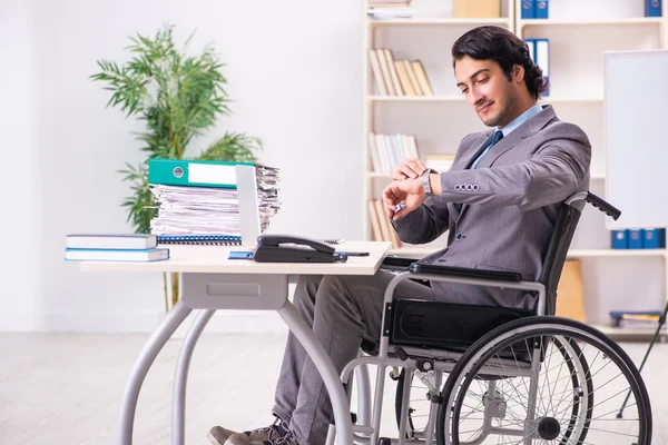 Junge hübsche Angestellte im Rollstuhl im Büro — Stockfoto