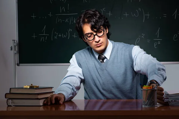 Молодий вчитель математики перед клавіатурою — стокове фото