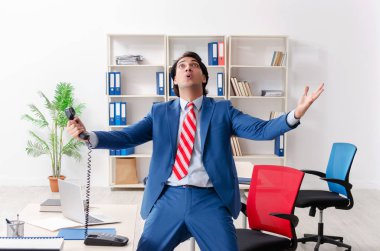 Genç ve mutlu bir erkek çalışanımız var.