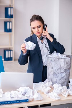 Birçok belgeyle yeni fikirleri reddeden iş kadını