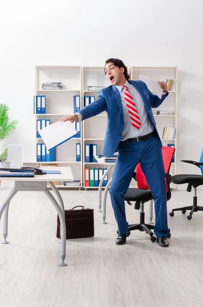 Joven feliz empleado masculino en la oficina —  Fotos de Stock