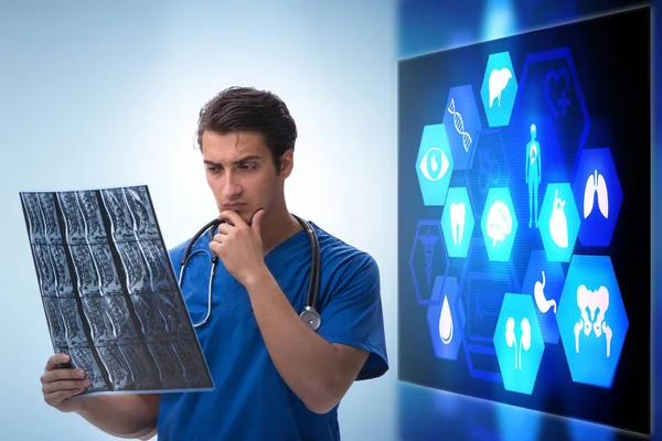 Doutor em telemedicina conceito olhando para a imagem de raios-x — Fotografia de Stock