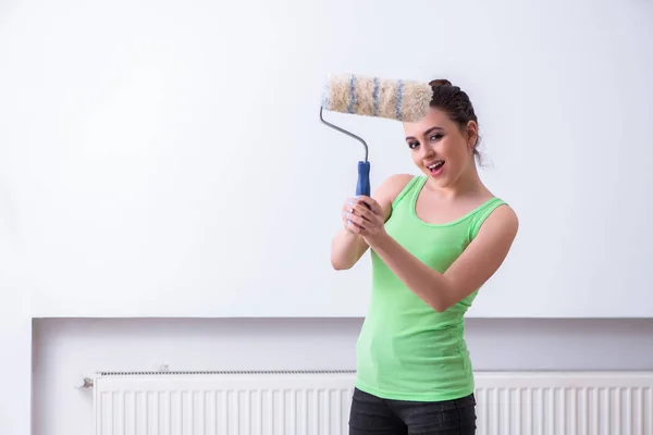 Молода красива жінка робить ремонт вдома — стокове фото