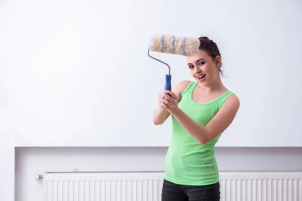 Jovem mulher bonita fazendo renovação em casa — Fotografia de Stock