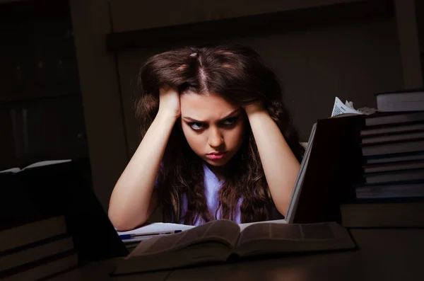 Jonge vrouwelijke student bereidt zich voor op examens laat thuis — Stockfoto