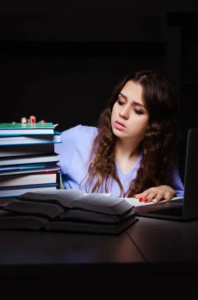 Giovane studentessa preparazione per gli esami in ritardo a casa — Foto Stock