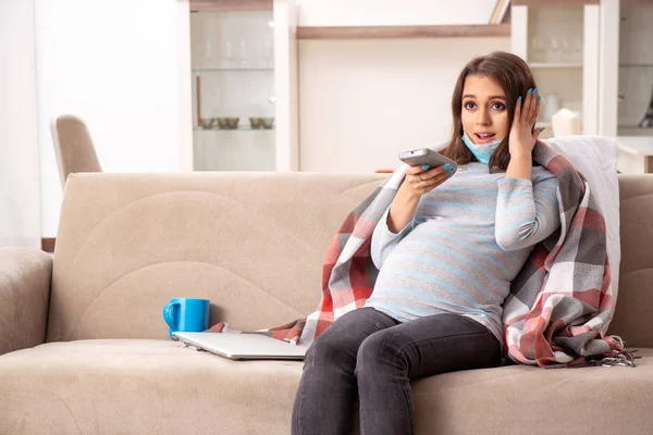 Kranke Schwangere leidet zu Hause — Stockfoto