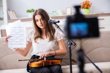 Keman çalan güzel bir blog yazarı