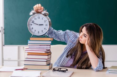 Kara tahta önünde kız öğrenci 