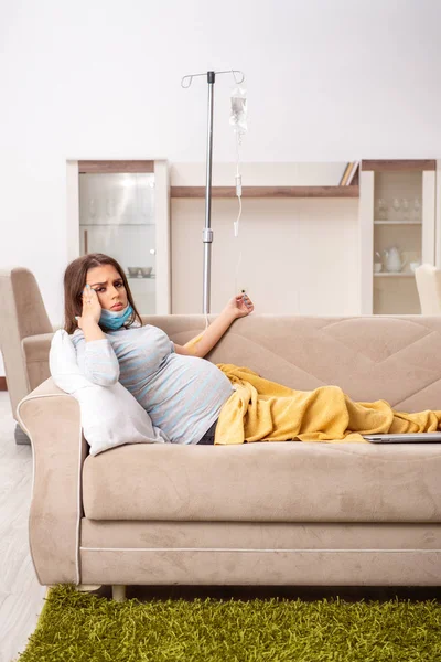 Doente grávida sofrendo em casa — Fotografia de Stock