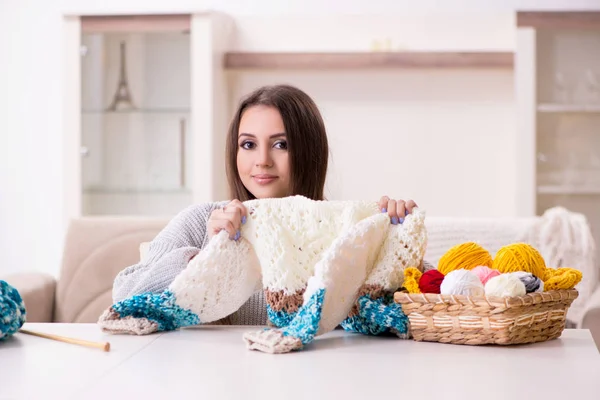 Young beautiful woman knitting at home — Stock Photo, Image