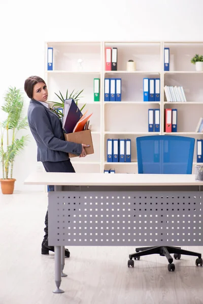 Conceito de despedimento e demissão com mulher empregada — Fotografia de Stock