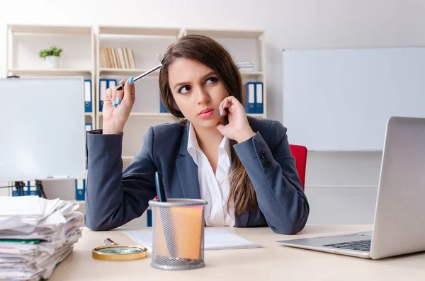 Hermosa empleada infeliz con el trabajo excesivo — Foto de Stock