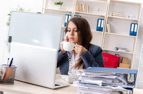 Hermosa empleada infeliz con el trabajo excesivo — Foto de Stock