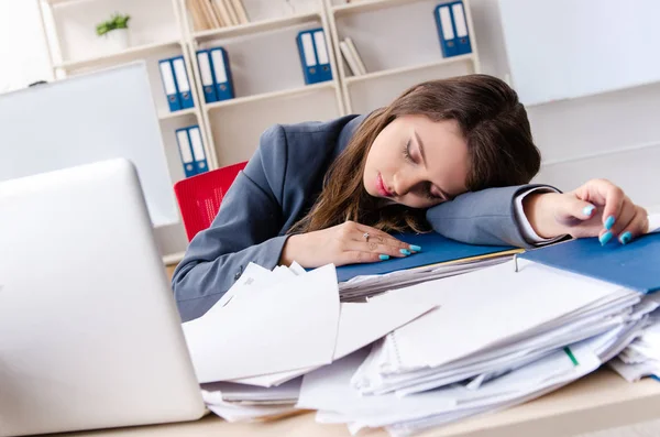 Bela funcionária infeliz com excesso de trabalho — Fotografia de Stock