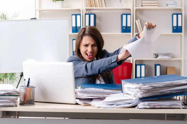 Bela funcionária infeliz com excesso de trabalho — Fotografia de Stock