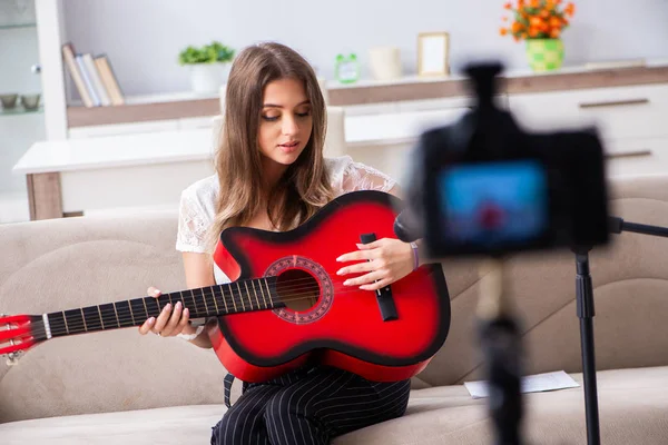Vrouwelijke mooie blogger spelen gitaar — Stockfoto