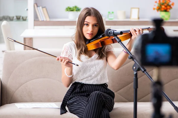 Mujer hermosa bloguera tocando el violín — Foto de Stock