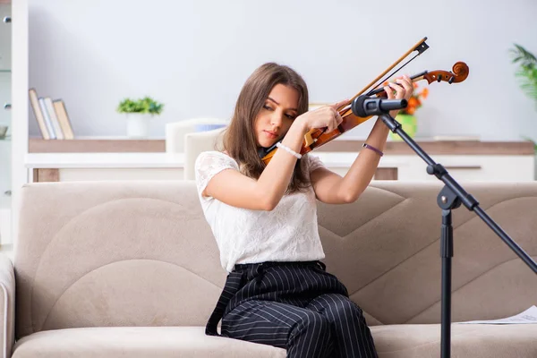 Mujer hermosa músico tocando el violín en casa — Foto de Stock
