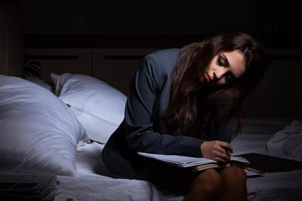 Femme d'affaires fatiguée faisant des heures supplémentaires à la maison la nuit — Photo