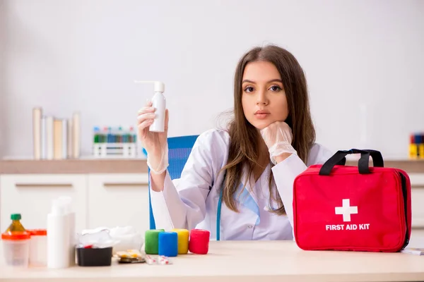 Médico bonito fêmea com saco de primeiros socorros — Fotografia de Stock