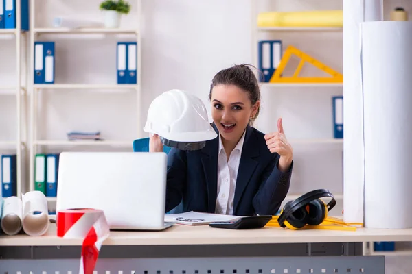 Jeune femme architecte travaillant dans le bureau — Photo