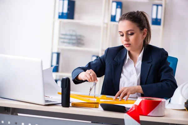 Junge Architektin arbeitet im Büro — Stockfoto