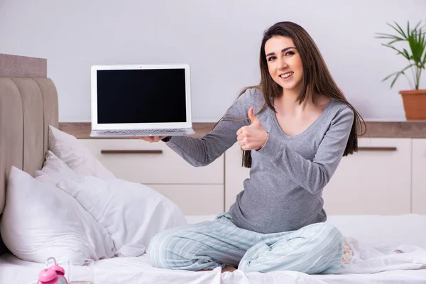 Jovem mulher grávida no quarto — Fotografia de Stock