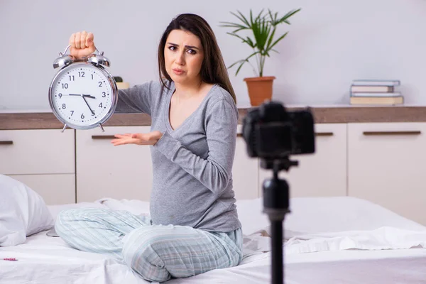 妊娠中の女性レコーディングビデオのために彼女のブログ — ストック写真