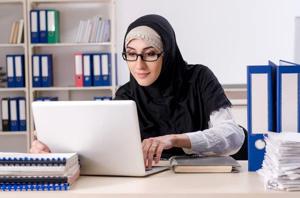 Empleada en hijab trabajando en la oficina —  Fotos de Stock