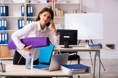 Ofis egzersizleri yapıyor orta yaşlı kadın işçiye 