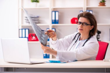 Yaşlı kadın doktor radyolog klinikte