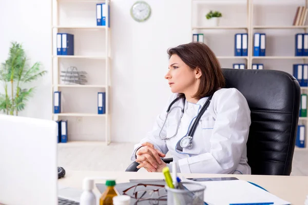 Åldrad kvinnlig läkare som arbetar på kliniken — Stockfoto