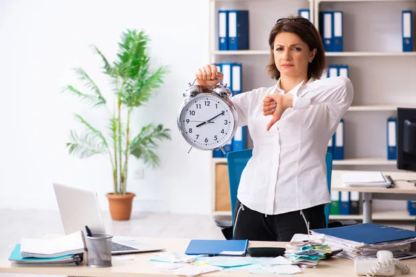 Female employee in budget planning concept — Stock Photo, Image