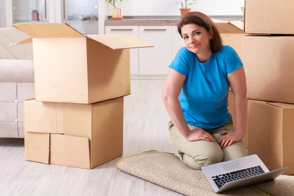 Frau mittleren Alters zieht in neue Wohnung — Stockfoto