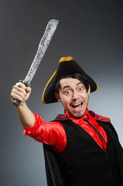 Man piraat tegen donkere achtergrond — Stockfoto