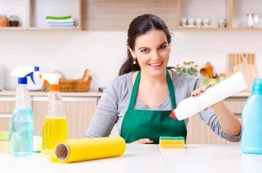 Ev işi yapan genç bir kadın müteahhit. 