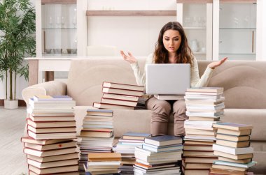 Evde sınava hazırlanan genç bir kız öğrenci. 